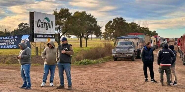 REGIONALES: CARGILL CERRÓ SU PLANTA DE ARRIBEÑOS Y 30 FAMILIAS DE TRANSPORTISTAS QUEDARON SIN TRABAJO 1 REGIONALES: CARGILL CERRÓ SU PLANTA DE ARRIBEÑOS Y 30 FAMILIAS DE TRANSPORTISTAS QUEDARON SIN TRABAJO