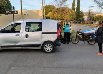 ACCIDENTE EN CALLE SARMIENTO. UN JOVEN RESULTÓ CON HERIDAS LEVES 6 ACCIDENTE EN CALLE SARMIENTO. UN JOVEN RESULTÓ CON HERIDAS LEVES