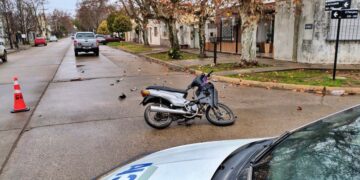 CHOQUE DE UNA MOTO Y UNA CAMIONETA. UN JOVEN HERIDO