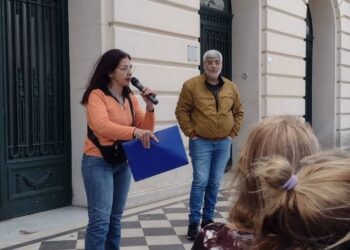 VECINOS DE BRAGADO MARCHARON POR JUSTICIA TRAS LA MUERTE DE UN CANICHE ARROJADO DESDE UN BALCON 7 VECINOS DE BRAGADO MARCHARON POR JUSTICIA TRAS LA MUERTE DE UN CANICHE ARROJADO DESDE UN BALCON