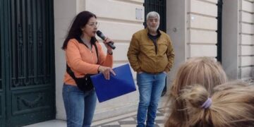 VECINOS DE BRAGADO MARCHARON POR JUSTICIA TRAS LA MUERTE DE UN CANICHE ARROJADO DESDE UN BALCON
