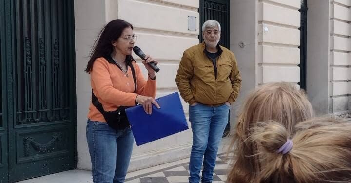 VECINOS DE BRAGADO MARCHARON POR JUSTICIA TRAS LA MUERTE DE UN CANICHE ARROJADO DESDE UN BALCON