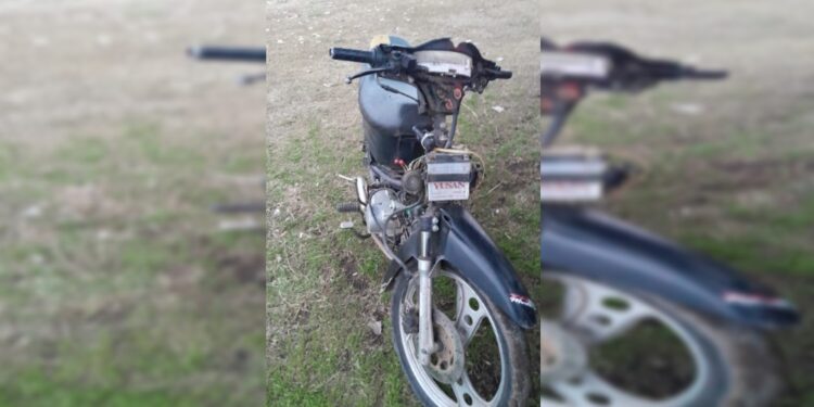 CONTROL URBANO RETUVO UNA MOTO CON NUMERACIÓN ADULTERADA. SU CONDUCTOR LA DEJO ABANDONADA Y SALIO CORRIENDO 1 CONTROL URBANO RETUVO UNA MOTO CON NUMERACIÓN ADULTERADA. SU CONDUCTOR LA DEJO ABANDONADA Y SALIO CORRIENDO