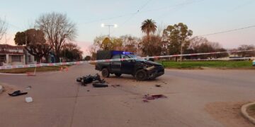 CAMIONETA DEL GAD CHOCO CON UNA MOTO. EL CONDUCTOR FALLECIO