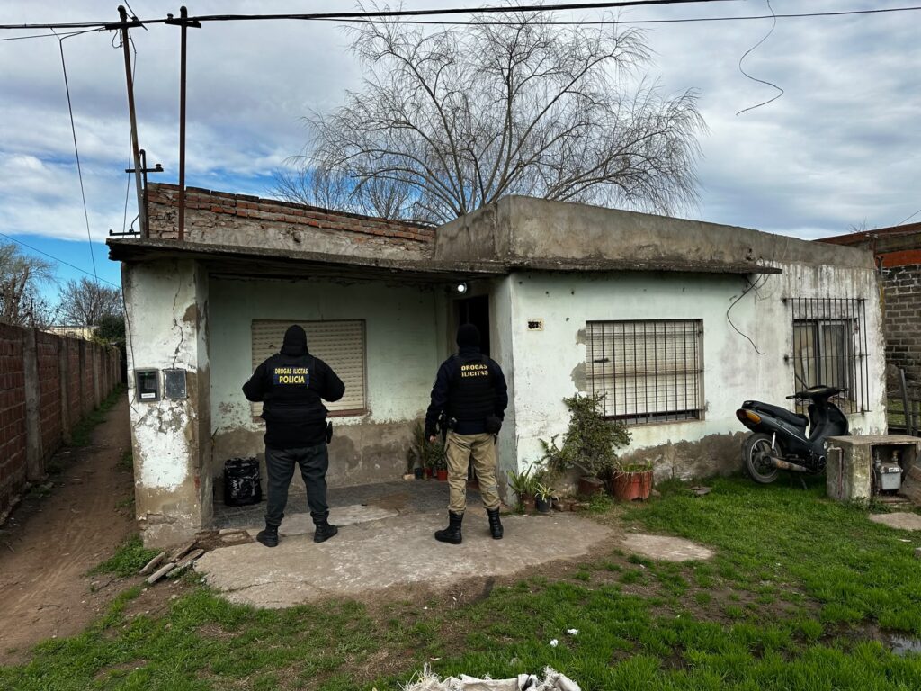 BRAGADO: DOS ALLANAMIENTOS CON SECUESTRO DE COCAÍNA 7 allanamiento dorgas bragado 2