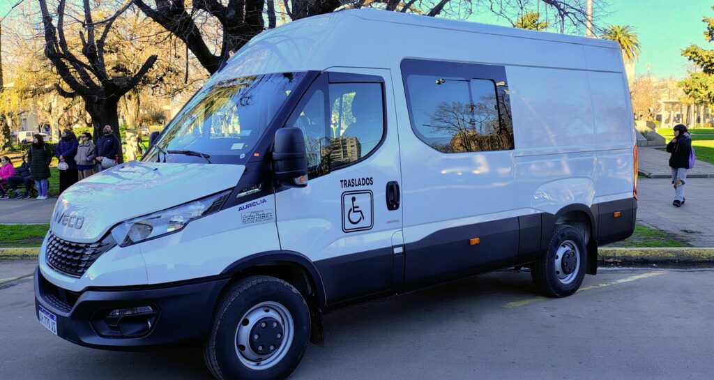 EL MINISTRO BIANCO TRAJO COMPUTADORAS Y EQUIPAMIENTO PARA EL AREA DE AMBIENTE. TAMBIEN SE ENTREGO LA NUEVA COMBI PARA LA ESCUELA ESPECIAL 502 6 bianco en bragado