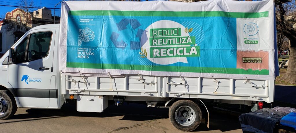 EL MINISTRO BIANCO TRAJO COMPUTADORAS Y EQUIPAMIENTO PARA EL AREA DE AMBIENTE. TAMBIEN SE ENTREGO LA NUEVA COMBI PARA LA ESCUELA ESPECIAL 502 9 bianco en bragado3