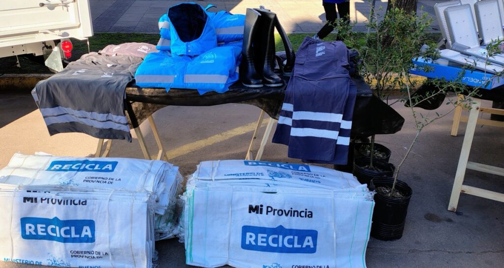 EL MINISTRO BIANCO TRAJO COMPUTADORAS Y EQUIPAMIENTO PARA EL AREA DE AMBIENTE. TAMBIEN SE ENTREGO LA NUEVA COMBI PARA LA ESCUELA ESPECIAL 502 10 bianco en bragado4