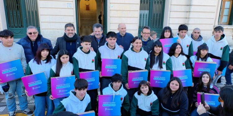 EL MINISTRO BIANCO TRAJO COMPUTADORAS Y EQUIPAMIENTO PARA EL AREA DE AMBIENTE. TAMBIEN SE ENTREGO  LA NUEVA COMBI PARA LA ESCUELA ESPECIAL 502