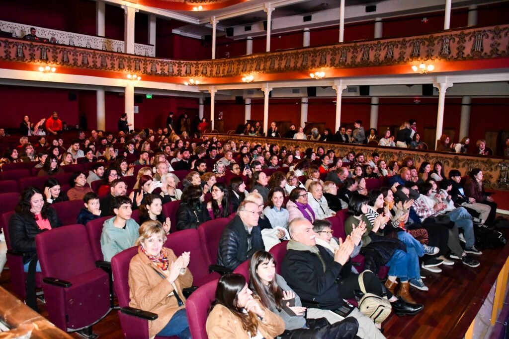 CIERRE DE LA 17º FERIA DEL LIBRO: BARENGHI RECONOCIO EL TRABAJO DE LOS ORGANIZADORES 6 cierre feria del liro 26 teatro 1