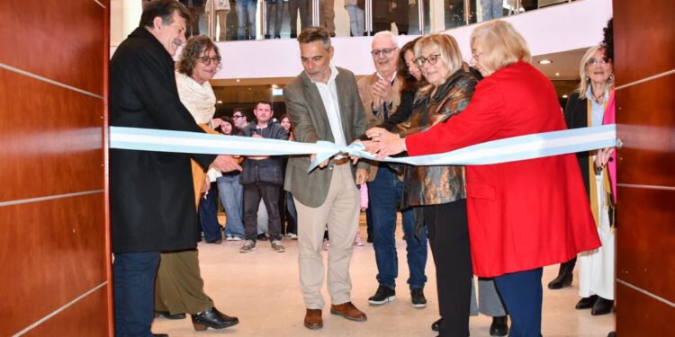 CON LA PRESENCIA DEL DR. CARLOS DAMIN SE ABRIO UNA NUEVA EDICION DE LA FERIA DEL LIBRO.