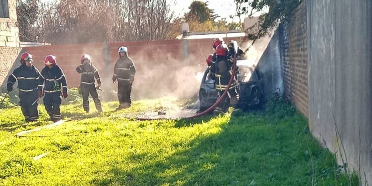 INVESTIGAN SI EL INCENDIO DE UN AUTO FUE INTENCIONAL