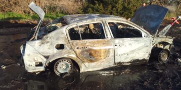 INCENDIO EN UN CAMPO EN WARNES. DESTRUCCIÓN TOTAL DE UN AUTOMÓVIL