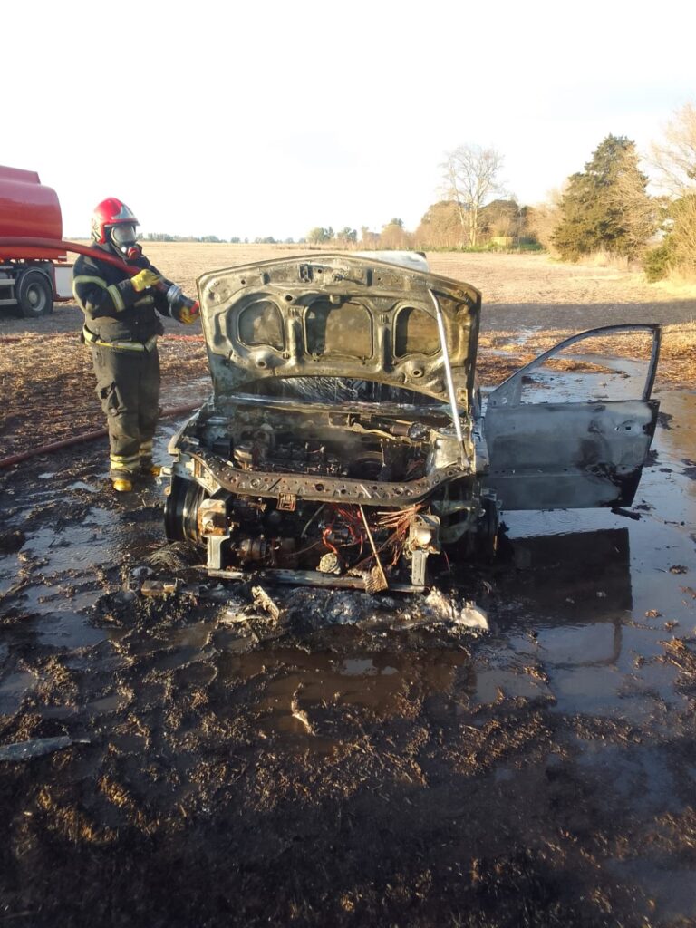incendio auto warnes1