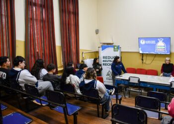 TRAS EL RECESO ESCOLAR, EL MUNICIPIO REANUDÓ LOS TALLERES DE COMPOSTAJE EN LAS ESCUELAS