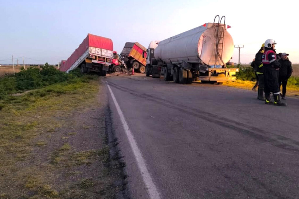 GRAVE ACCIDENTE EN LA RUTA PROVINCIAL 51: UN CHOFER FALLECIDO Y TRES HERIDOS TRAS UN CHOQUE ENTRE CUATRO CAMIONES 6 CHOQUE CAMIONES RUTA 51 U