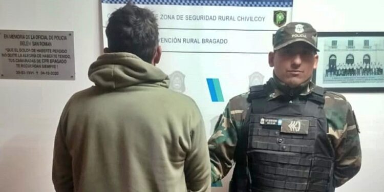 UN ALERTA SOBRE LA PRESENCIA DE UNA PERSONA SOSPECHOSA DERIVO EN UNA DETENCION POR RESISTENCIA A LA AUTORIDAD 1 UN ALERTA SOBRE LA PRESENCIA DE UNA PERSONA SOSPECHOSA DERIVO EN UNA DETENCION POR RESISTENCIA A LA AUTORIDAD