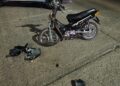 UNA MOTO A GRAN VELOCIDAD CHOCÓ UN AUTO