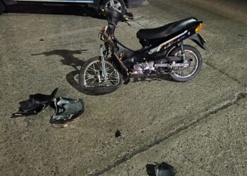 UNA MOTO A GRAN VELOCIDAD CHOCÓ UN AUTO