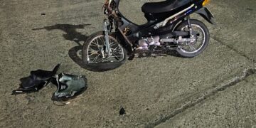 UNA MOTO A GRAN VELOCIDAD CHOCÓ UN AUTO