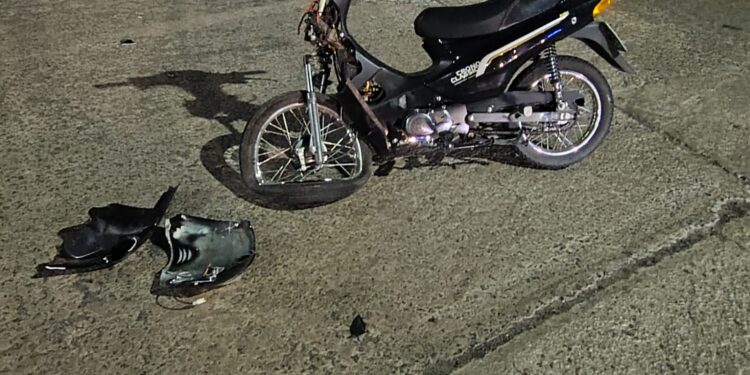 UNA MOTO A GRAN VELOCIDAD CHOCÓ UN AUTO