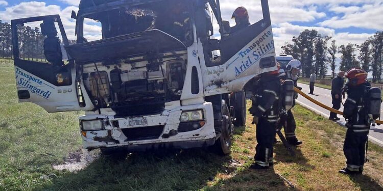 INCENDIO DE UN CAMION DE BRAGADO EN RUTA 5. CHOFER ILESO