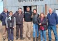 EL INTENDENTE JUNTO A VECINOS DE WARNES ESPERANDO EL PROXIMO FIN DE SEMANA DE LA FIESTA