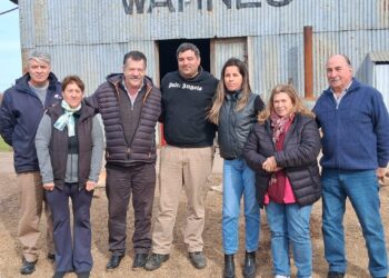 EL INTENDENTE JUNTO A VECINOS DE WARNES ESPERANDO EL PROXIMO FIN DE SEMANA DE LA FIESTA