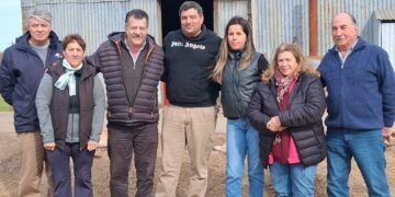 EL INTENDENTE JUNTO A VECINOS DE WARNES ESPERANDO EL PROXIMO FIN DE SEMANA DE LA FIESTA