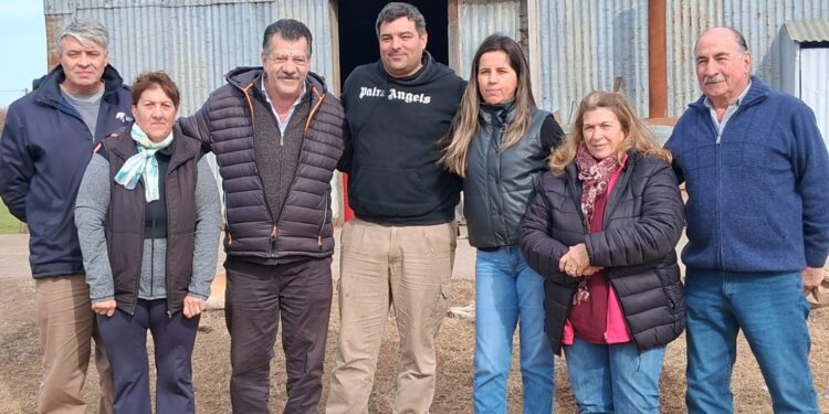 EL INTENDENTE JUNTO A VECINOS DE WARNES ESPERANDO EL PROXIMO FIN DE SEMANA DE LA FIESTA