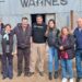 EL INTENDENTE JUNTO A VECINOS DE WARNES ESPERANDO EL PROXIMO FIN DE SEMANA DE LA FIESTA