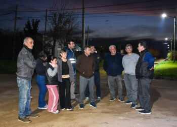BARRIO EL COMPLEJO: SE ENCENDIERON LAS PRIMERAS LUMINARIAS LED