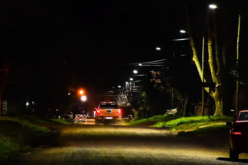 BARRIO EL COMPLEJO: SE ENCENDIERON LAS PRIMERAS LUMINARIAS LED 5 barenghi el complejo luces2