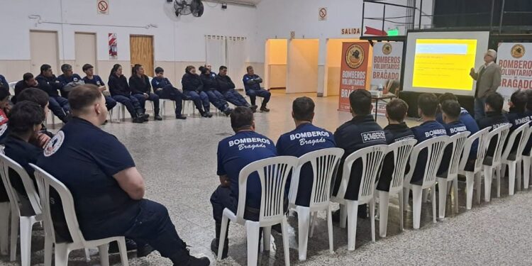 SEPTIEMBRE AMARILLO: CHARLA DE PREVENCIÓN Y CONCIENTIZACIÓN PARA BOMBEROS
