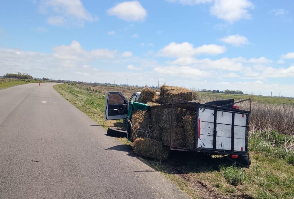 CHOCARON DOS CAMIONETA EN RUTA 46. UNA MUJER FUE TRASLADADA AL HOSPITAL 6 camioneta con fardos choco