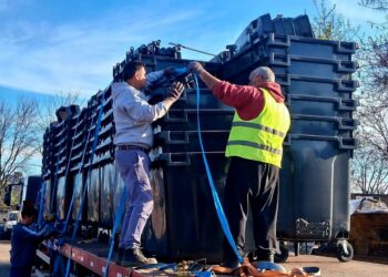 LLEGARON LOS NUEVOS CONTENEDORES ADQUIRIDOS POR EL MUNICIPIO POR MEDIO DE PROVINCIA LEASING