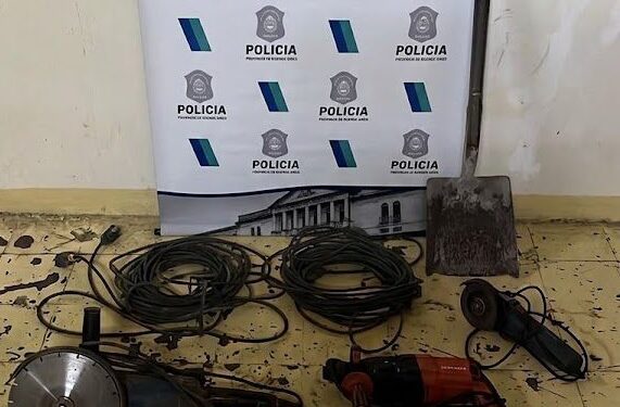 UN MENOR APREHENDIDO POR EL ROBO DE HERRAMIENTAS. EN SU CASA HABIA UN CUADRO DE MOTO Y UN MOTOR CON NUMERACION SUPRIMIDA
