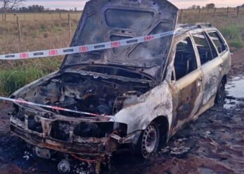 DESTRUCCION TOTAL DE UN AUTOMÓVIL POR INCENDIO, MIENTRAS TRANSITABA CERCA DE ASAMBLEA