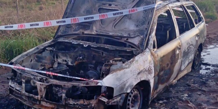 DESTRUCCION TOTAL DE UN AUTOMÓVIL POR INCENDIO, MIENTRAS TRANSITABA CERCA DE ASAMBLEA