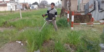 MARIANO MARINI LO HIZO OTRA VEZ: AHORA SE ENCARGO DE CORTAR EL PASTO EN UN TRANSITADO PASO A NIVEL