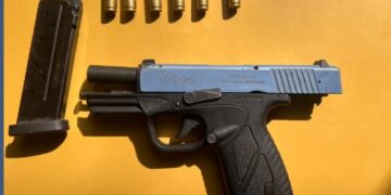 DIO POSITIVO AL TEST DE ALCOHOLEMIA: CONDUCIA UNA MOTO Y LLEVABA UNA 9 MM