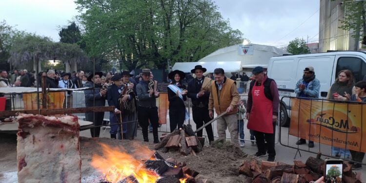 ENCENDIDO DE FOGONES Y APERTURA DE LA MUESTRA ARTESANAL: EL INICIO FORMAL DE LA FIESTA DEL CABALLO