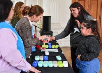 CON 40 ALUMNOS BENEFICIARIOS, EL MUNICIPIO REALIZO ENTREGA DE ANTEOJOS