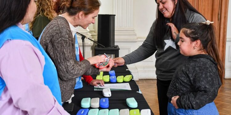 CON 40 ALUMNOS BENEFICIARIOS, EL MUNICIPIO REALIZO ENTREGA DE ANTEOJOS