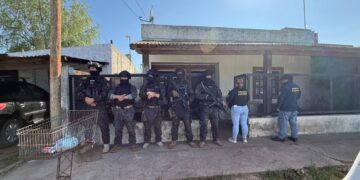 EN UN ALLANAMIENTO POR VENTA DE DROGAS, EL DETENIDO FORCEJEO CON LOS UNIFORMADOS INTENTANDO ARREBATARLE EL ARMA