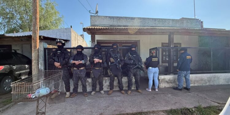EN UN ALLANAMIENTO POR VENTA DE DROGAS, EL DETENIDO FORCEJEO CON LOS UNIFORMADOS INTENTANDO ARREBATARLE EL ARMA