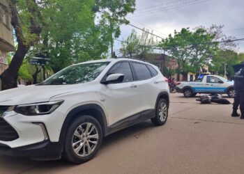VIOLENTA COLISION ENTRE UN AUTOMÓVIL Y UNA MOTO