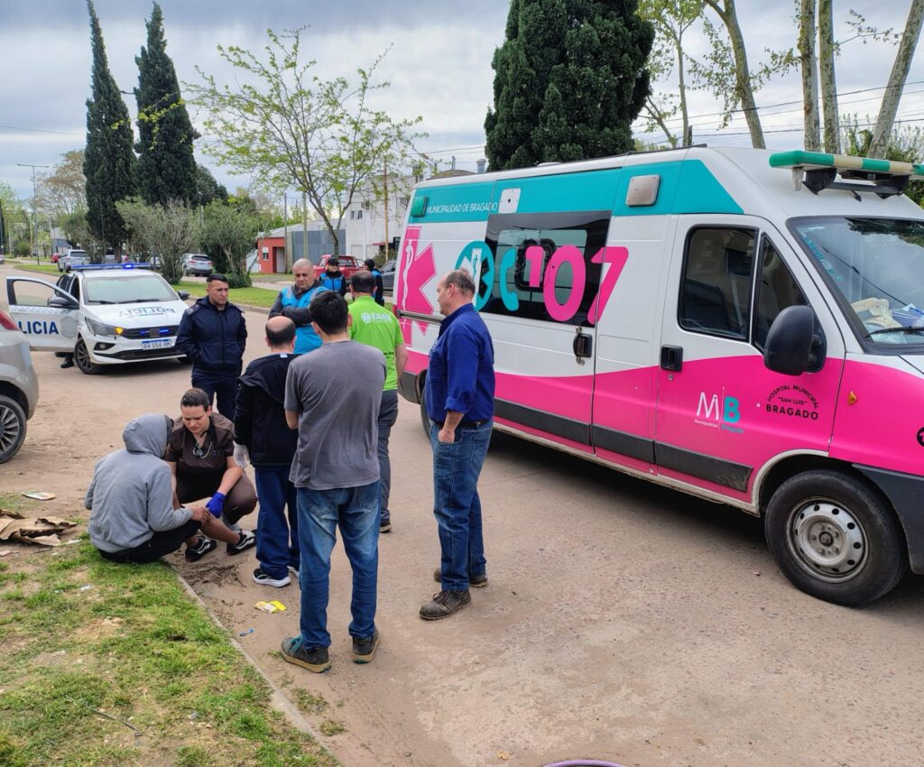 UN ACCIDENTE EN CALLE SARMIENTO ENTRE UNA MOTO Y UNA CAMIONETA NO IDENTIFICADA 4 choque y escapada
