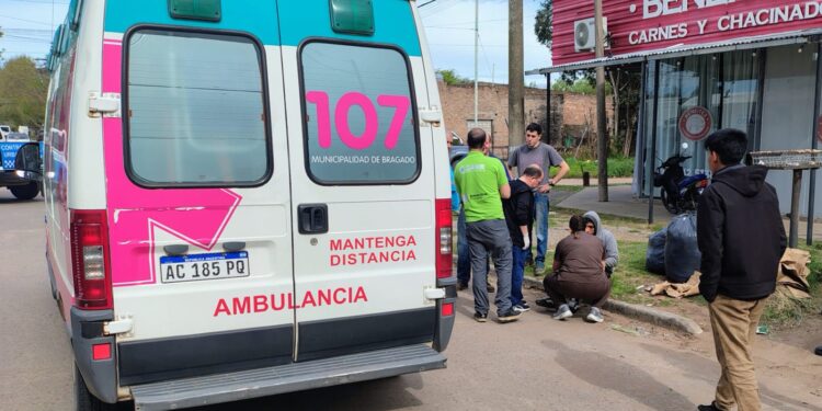 UN ACCIDENTE EN CALLE SARMIENTO ENTRE UNA MOTO Y UNA CAMIONETA NO IDENTIFICADA 1 UN ACCIDENTE EN CALLE SARMIENTO ENTRE UNA MOTO Y UNA CAMIONETA NO IDENTIFICADA