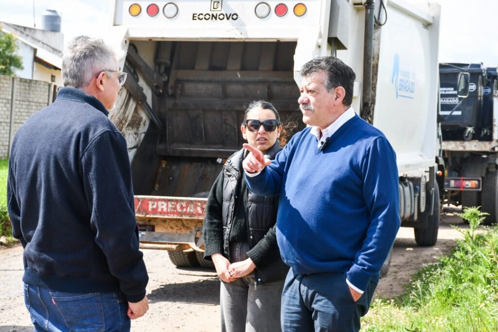 BARRIO LAS ROSAS YA CUENTA CON CONTENEDORES DE RESIDUOS APORTADOS POR EL MUNICIPIO 6 contenedores barrio las rosas